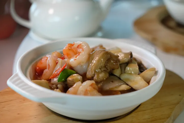 「紅燒虎掌海中寶」是將豬蹄筋、蝦、杏鮑菇等一同燴燒過，鹹濃重口味。葉盛耀攝