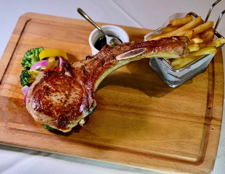 「戰斧豬排」用的是雲林究好豬的戰斧豬排部位，Q實夠味，尤其骨邊部位更是咬起來油潤帶香。葉盛耀攝