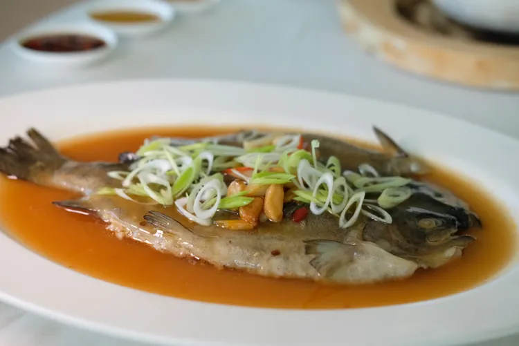 「家鄉紅燒泉水鱒魚」挑選南庄當地泉水養殖的鱒魚，將之以醋、醬油等煨燒。葉盛耀攝