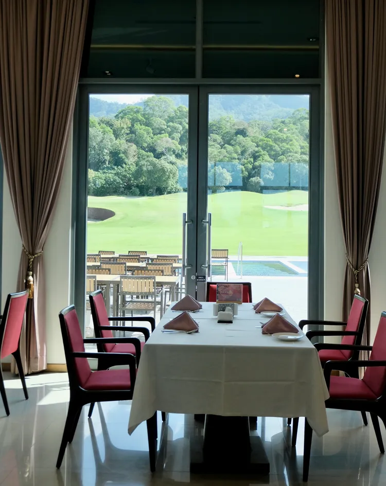 若是白天來到古斯托西餐廳，還有看到泳池畔與綠蔭相呼應之美景。葉盛耀攝