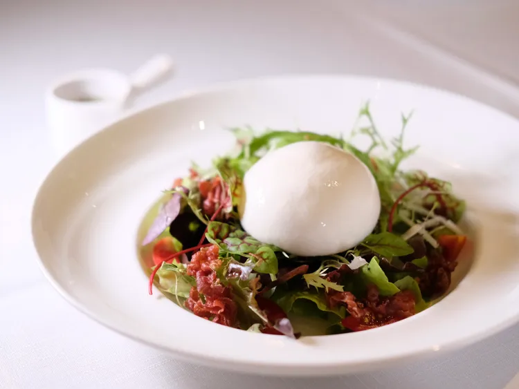 「義式布拉塔起司田園沙拉」有外層柔軟、內層濕潤多汁的特性，香濃氣息搭佐生菜很是爽口。葉盛耀攝