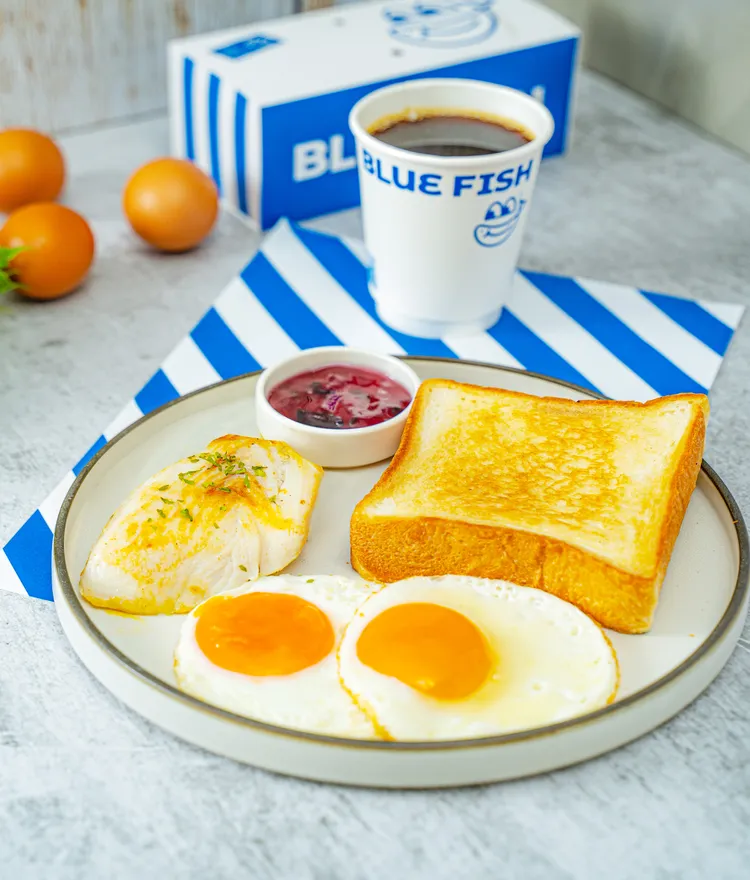 活力美式早餐售價135元，內含冠軍吐司/太陽蛋/香煎馬西魚/地瓜薯條/美式咖啡。業者提供