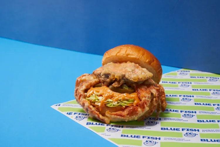 鮮炸軟殼蟹堡，嚴選季節限定的軟殼蟹，將飽滿蟹身裹粉酥炸，搭配獨家研製辣味美乃滋。業者提供