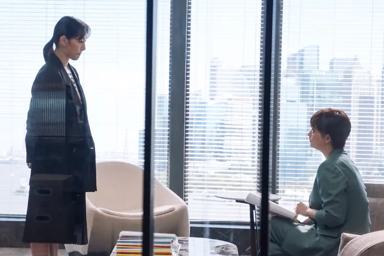 蔣欣（右）在《我們的婚姻》飾演白百何的上司。中天娛樂台提供