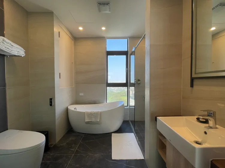 部分客房衛浴配有浴缸。業者提供