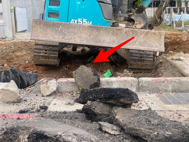 瓦斯管道破裂位置，就位在怪手履帶下方。張喆喜攝