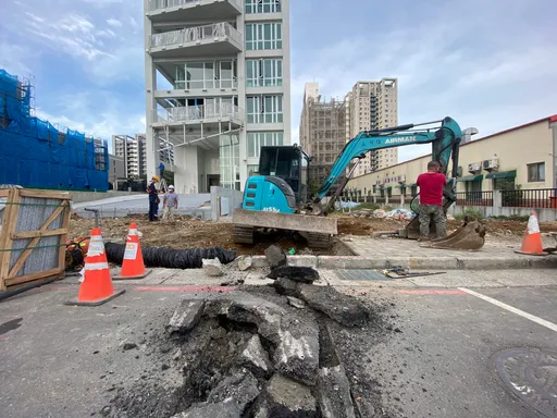 危險注意!台中西屯怪手挖破瓦斯管 「爆炸級」濃度警消封鎖現場