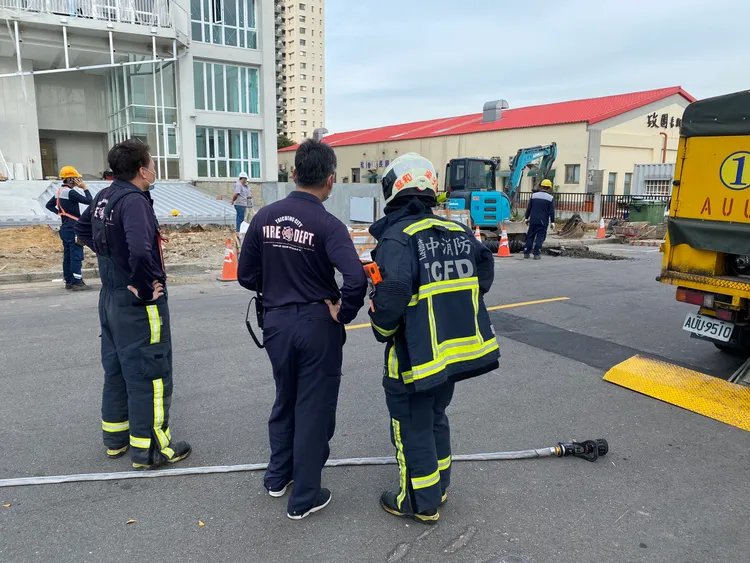 消防人員到場戒護。張喆喜攝