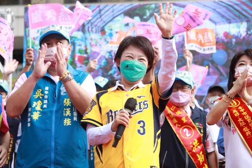 盧秀燕又賭了！這回她找張善政　輸的打扮成對方幫忙拉票
