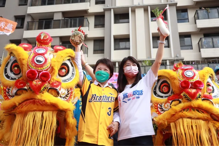 台中市長盧秀燕今天穿上中信兄弟球衣到烏日區參加市議員吳瓊華競選總部成立大會。盧秀燕競總提供