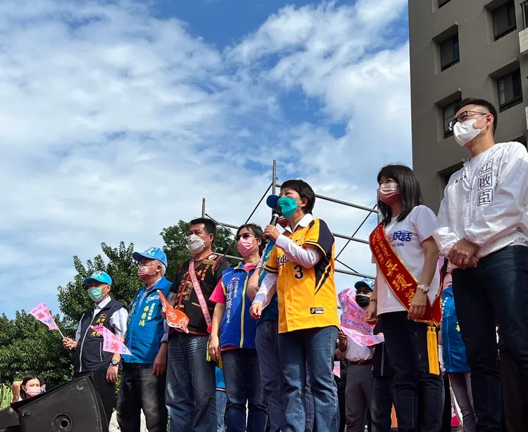 台灣大賽首戰今晚開打，盧秀燕今天穿著中信兄弟球衣要幫台中地主隊中信兄弟加油！盧秀燕競總提供