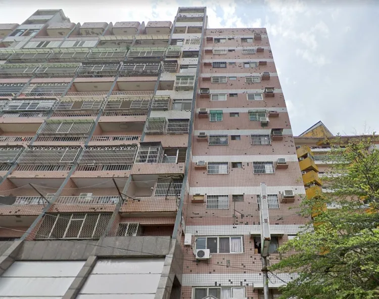 該棟大樓興建於1994年，共有248戶，因鄰近火車站、地點好，當年在彰化市炙手可熱。翻攝畫面