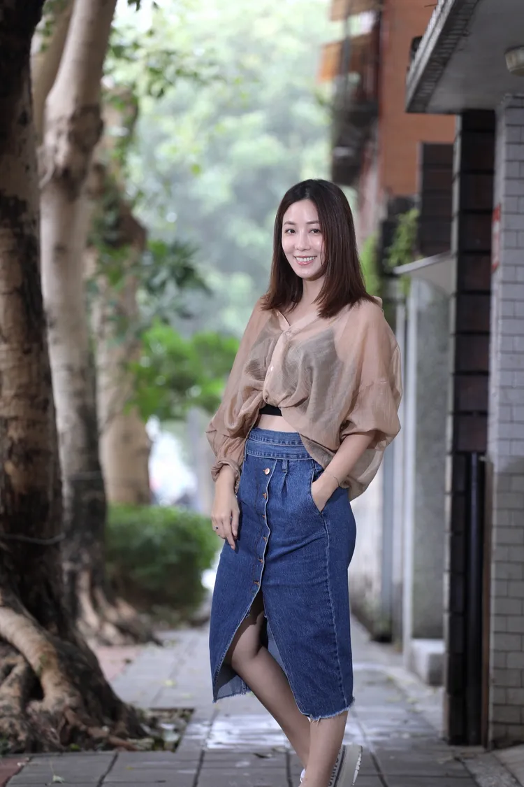 安唯綾露小蠻腰。陳明中攝