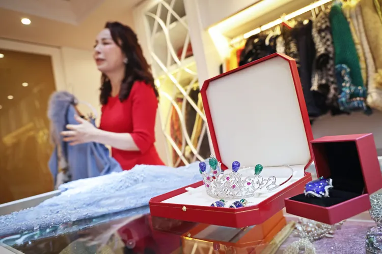 羅麗芬將外婆留的祖母綠做成皇冠，打造幸福力。林林攝