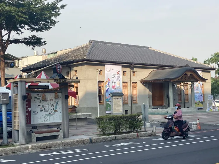 很有日本風格的公車亭，就在屏東演武場旁。陳宏銘攝