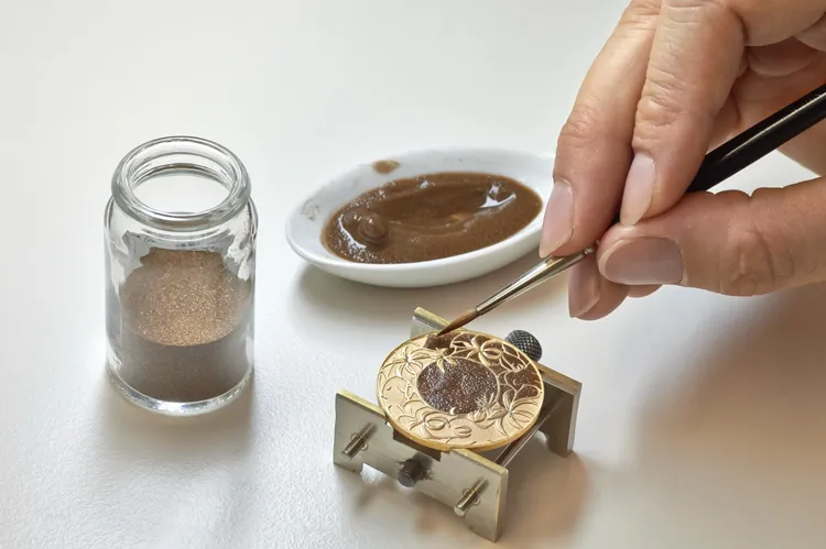 面盤上的色彩是經過大明火琺瑯工藝反覆上釉與燒製而成。品牌提供