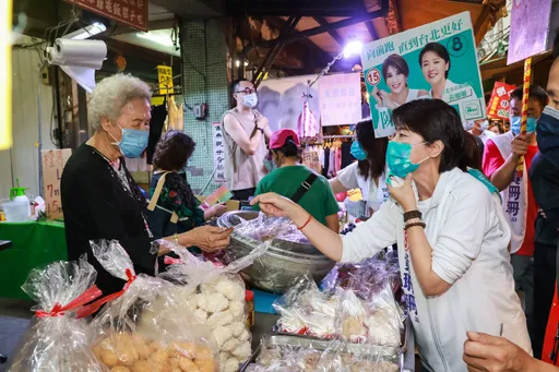 王世堅相挺票留給她 黃珊珊:20多年交情沒白費