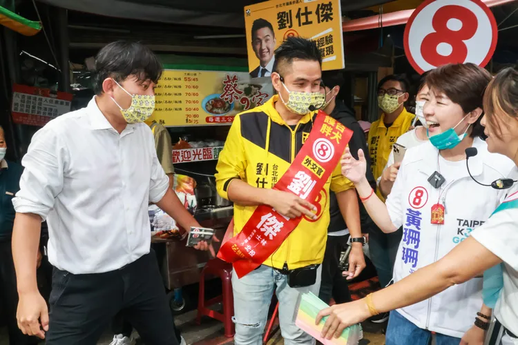 黃珊珊巧遇前立委黃國昌、時代力量議員參選人劉仕傑，雙方彼此鼓勵。趙世平攝