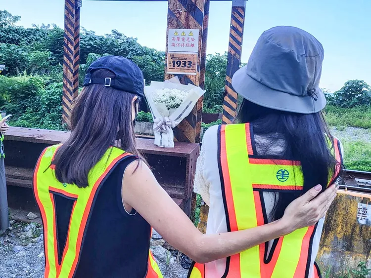 律師陳孟秀（左）曾陪同家屬到事故現場獻花憑弔。翻攝陳孟秀臉書
