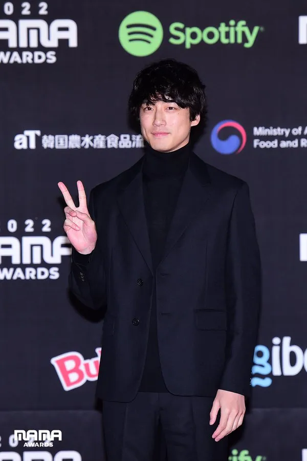 日本男星坂口健太郎共襄盛舉。翻攝MAMA推特