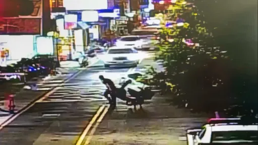 沒電了！阿公卡在車流超驚慌　南警使蠻荒力拖代步車助返家