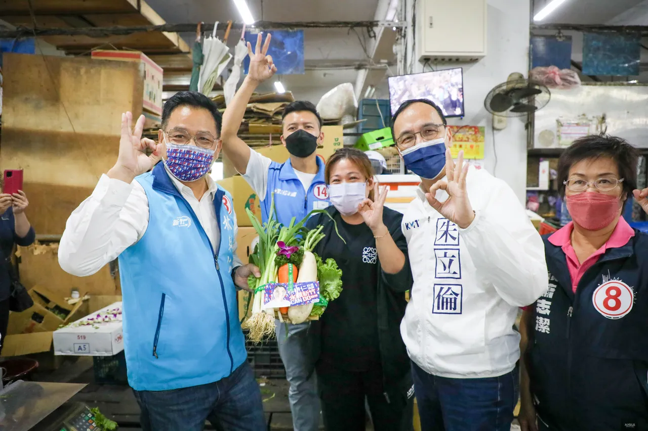 國民黨主席朱立倫今天(2日)來到新竹果菜市場與國民黨新竹市長候選人林耕仁掃市拜票。朱立倫團隊提供