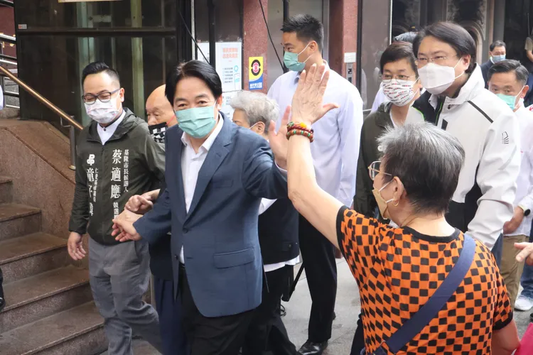 賴清德向民眾揮手致意。戴之聖攝