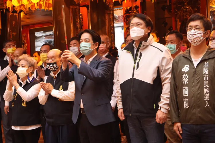 賴清德到慶安宮上香祈求國泰民安。戴之聖攝