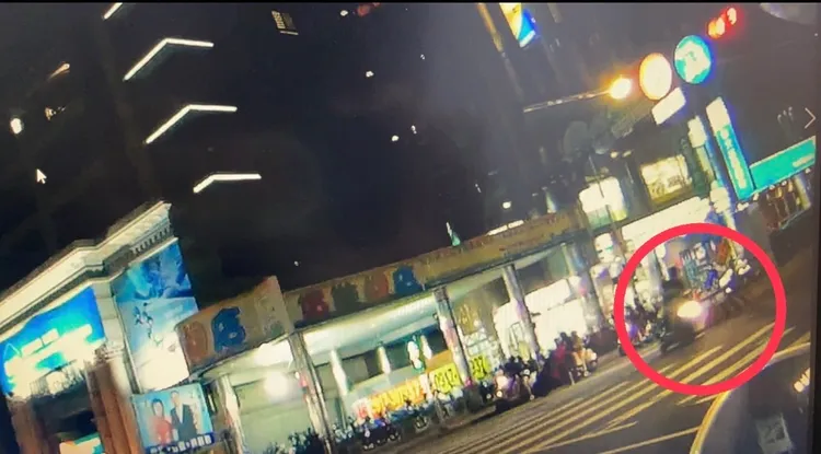 女警發現張男未依兩段式左轉，立即鳴笛上前攔查。警方提供