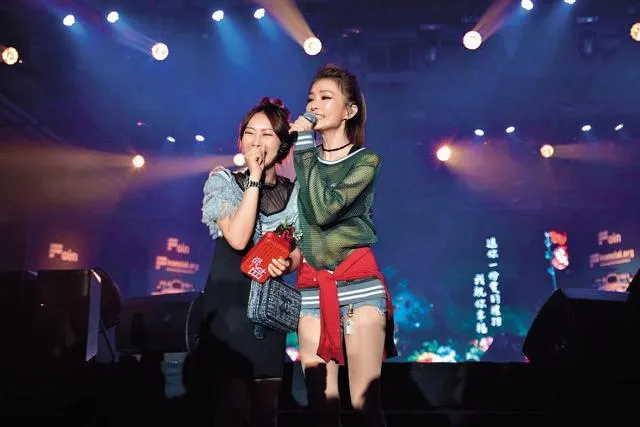 藝人謝金燕曾受邀在該集團舉辦的活動中演唱。翻攝富南斯官網