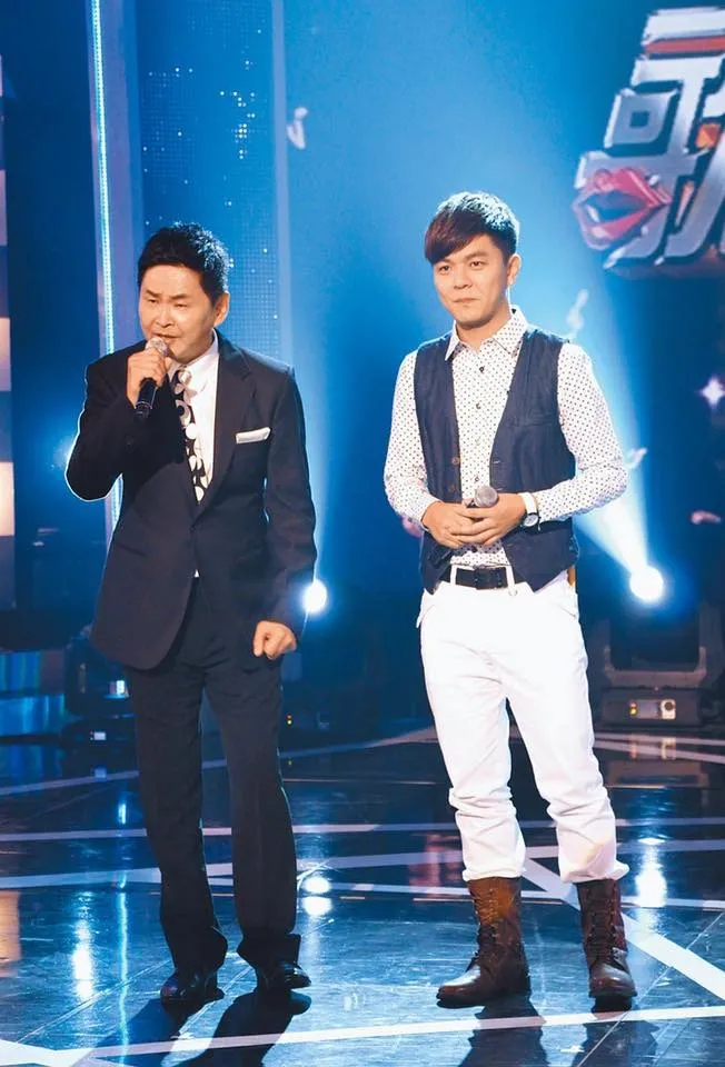 賀一航（左）和曾治豪公開父子關係後，時常一起上節目。翻攝曾治豪臉書