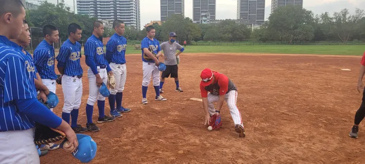 味全龍隊教練高須洋介到桃園市大溪高中，指導學生守備技巧。頂新和德文教基金會提