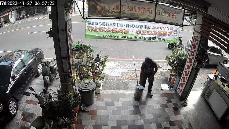 劉姓男子今天（11/27）清晨提一桶紅漆，到美髮店門口潑漆還寫上「死」。讀者提供