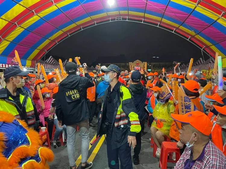 警察同仁犧牲自身休息及陪伴家庭的時間，傾全力投入選舉查賄及維安工作。翻攝畫面