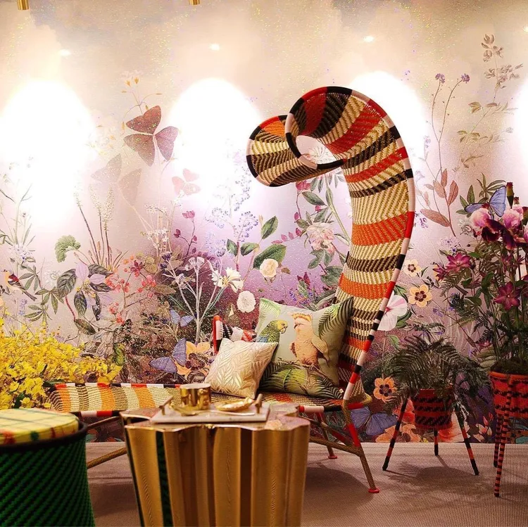 近百件進口抱枕下殺5折，特價1299元起。業者提供