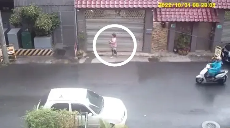 大媽被拍到準備出門犯案。翻攝爆料公社