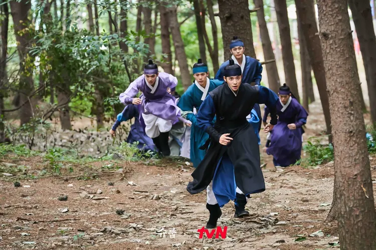 文相敏所飾的成枏大君（前）在世子競賽中遭暗箭襲擊。翻攝tvN