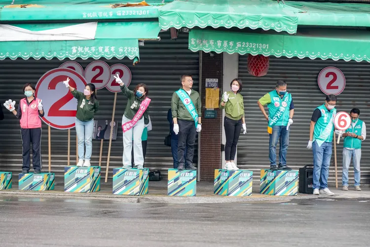 蔡其昌今天一早在與多位立委，及霧峰大里區市議員提名人李天生、林德宇、張芬郁陪同下站街頭拜票。蔡其昌競總提供