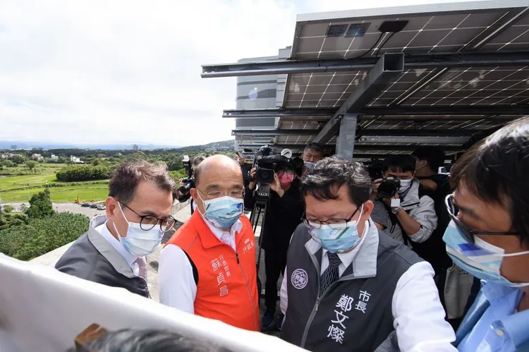蘇貞昌視察龍潭科技園區。鄭運鵬競辦提供