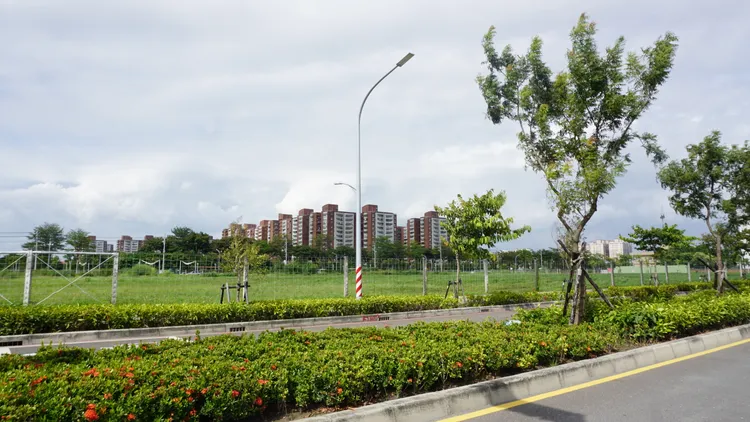 市府是否持續標售抵費地或採地上權開發，將關係到未來土地供需。葉家銘攝