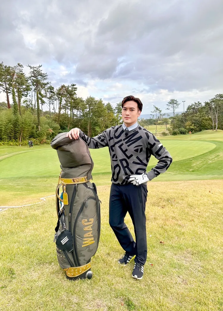 沈建宏特地找了一對一教練練習高爾夫球。達騰娛樂提供