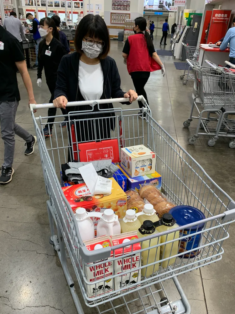 民眾林小姐購物車中大多是牛奶、零食等常吃的食品。劉欣欣攝