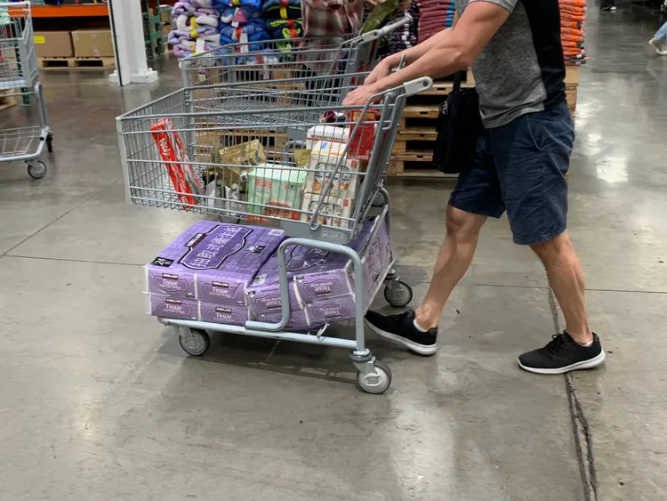 民眾大多以採購自家需要的用品為主。劉欣欣攝