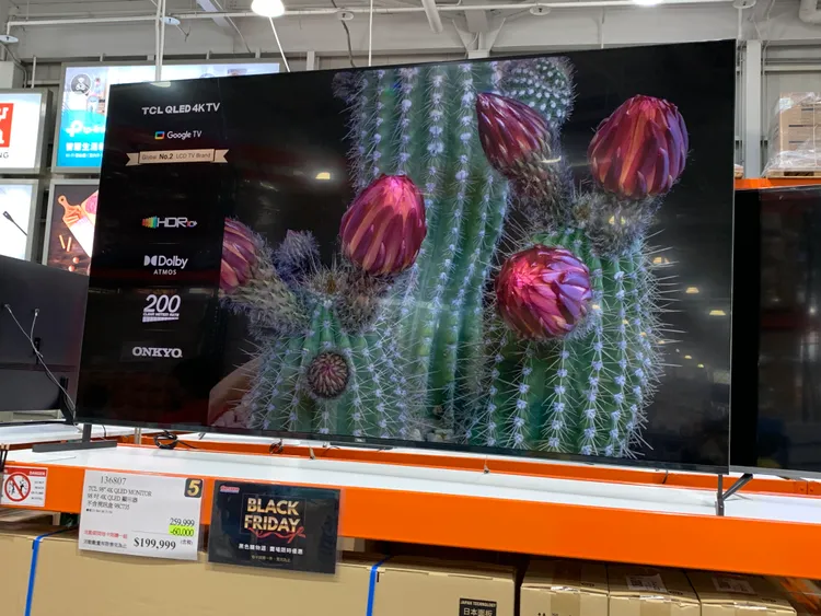 TCL 98吋 4K QLED顯示器，原價25萬9999元，特價19萬9999元，降幅達6萬元。劉欣欣攝