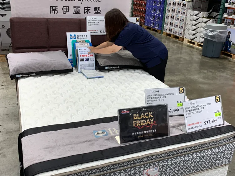 席伊麗標準雙人床墊，原價4萬4499元，特價3萬7399元。劉欣欣攝