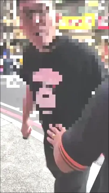 于男手持辣椒水，向陳女的愛犬攻擊，並不斷辱罵三字經。警方提供