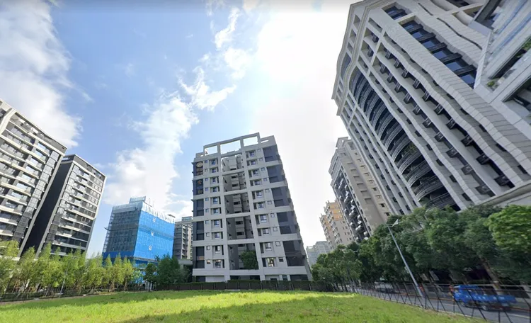 內湖五期物件以總價7000萬為分水嶺，高總價物件單價約在85～95萬，而一般物件單價約90～100萬。翻攝googlemap