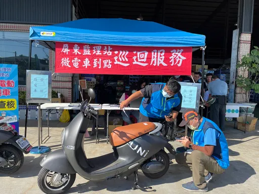 微電車今起強制投保 屏東首張車牌發出!車主「不擔心被偷了」