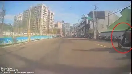 吳男騎乘的機車(紅圈處)撞上疑似欲左切的范男。翻攝自臉書社團愛新莊我是新莊人