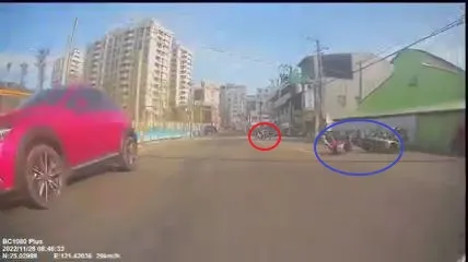 吳男碰撞後倒地滑行(紅圈處)，范男(藍圈處)則人車倒地受傷。翻攝自臉書社團愛新莊我是新莊人